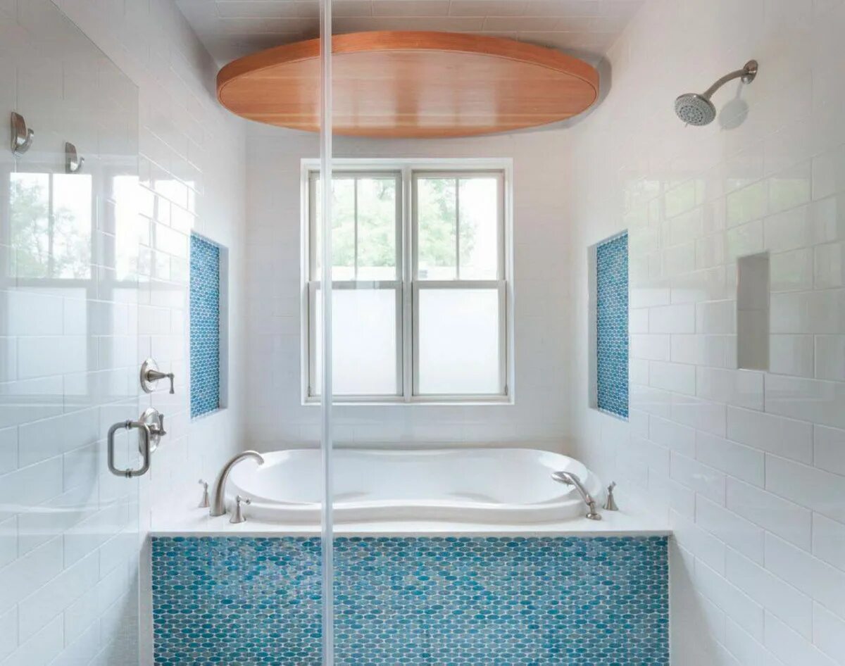 Маленькая ванная с окном. Небольшая ванная с окном. Ванная комната с голубой плиткой. Ванная комната в морском стиле. Зона ванной комнаты