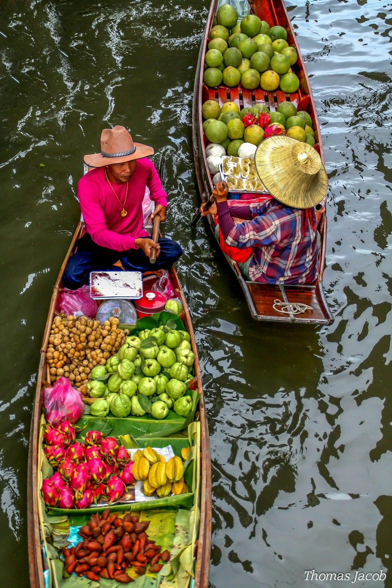 Бангкок вьетнам. Плавучий рынок Дамноен Садуак. Плавучий рынок Вьетнам. Плавучий рынок в Камбодже. Вьетнам продавец фруктов.