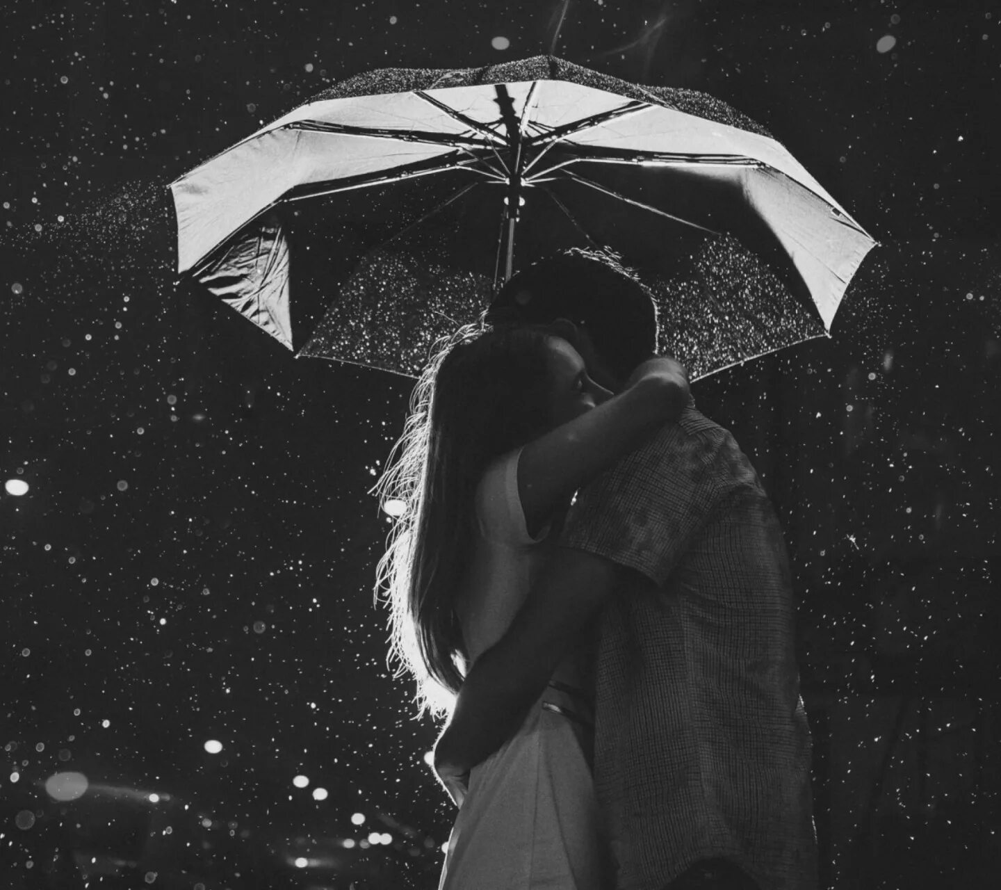 Укрой поцелуем. Двое влюбленных под дождем. Романтика под дождем. Парень и девушка под зонтом. Любовь под дождем.
