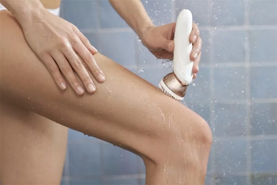 девушка бреет. депиляция бритвой. девушка с бритвой. депиляция бритвой. лазерная эпиляция зоны глубокого бикини.