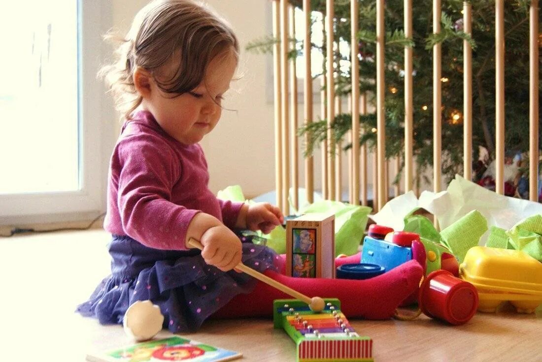 Какие игрушки надо. Полезные игрушки. Развивающие игрушки для детей. Игрушки для малышей 8 месяцев. Полезные игрушки для детей одного года.