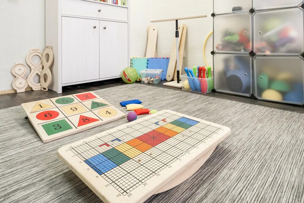 занятия на мозжечковую стимуляцию. доктор фрэнк бильгоу. оборудование для сенсорной комнаты нейропсихолога. доска бильгоу фрэнк. оборудование для кабинета детского нейропсихолога.