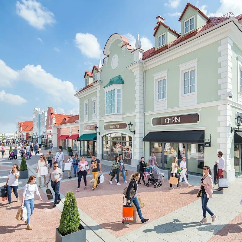 Outlet отзывы. Парндорф аутлет. Парндорф Австрия. Аутлет Парндорф Вена. Магазины аутлета Пандорф Австрия.