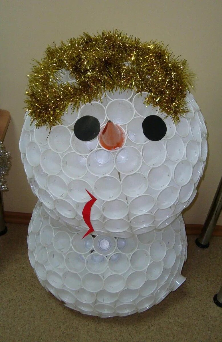 снеговик из пластиковых стаканчиков. новогодние игрушки из пластиковых стаканчиков. дед мороз из пластиковых стаканчиков. поделки на новый год из пластиковых стаканов. поделки на новый год из пластиковых стаканов.