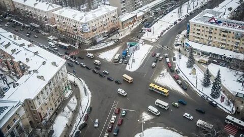 Находится пересечении улиц