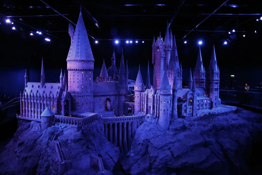 Битва за хогвартс иллюстрации. Хогвартс 2023. Кадры гарри поттер хогвартс замок. Замок хогвартс гарри поттер и философский камень. Витраж гарри поттер замок хогвартс.