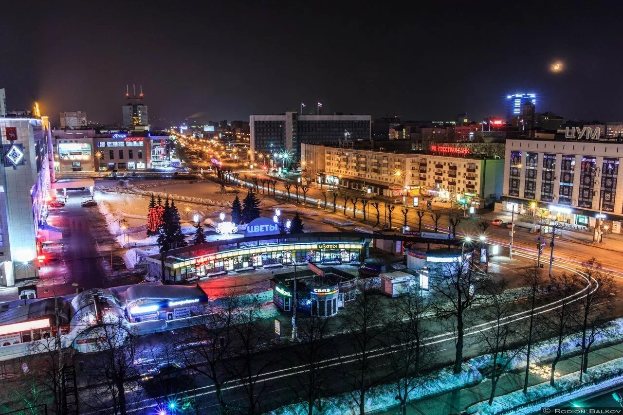 Какая площадь города перми. Пермь центр города. ночной компрос пермь. пермь центр города ночью. пермь центральная площадь.