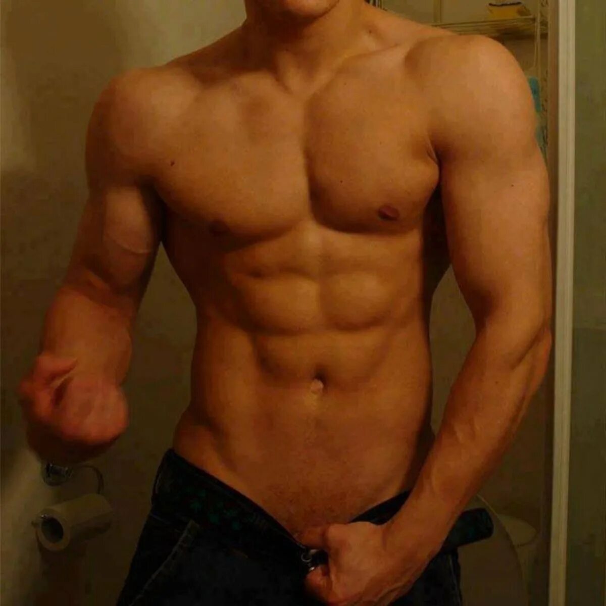 18 от лица парня. Парень с темными волосами селфи. 18 от лица парня. Пресс парня. Красивое тело мужчины домашнее.