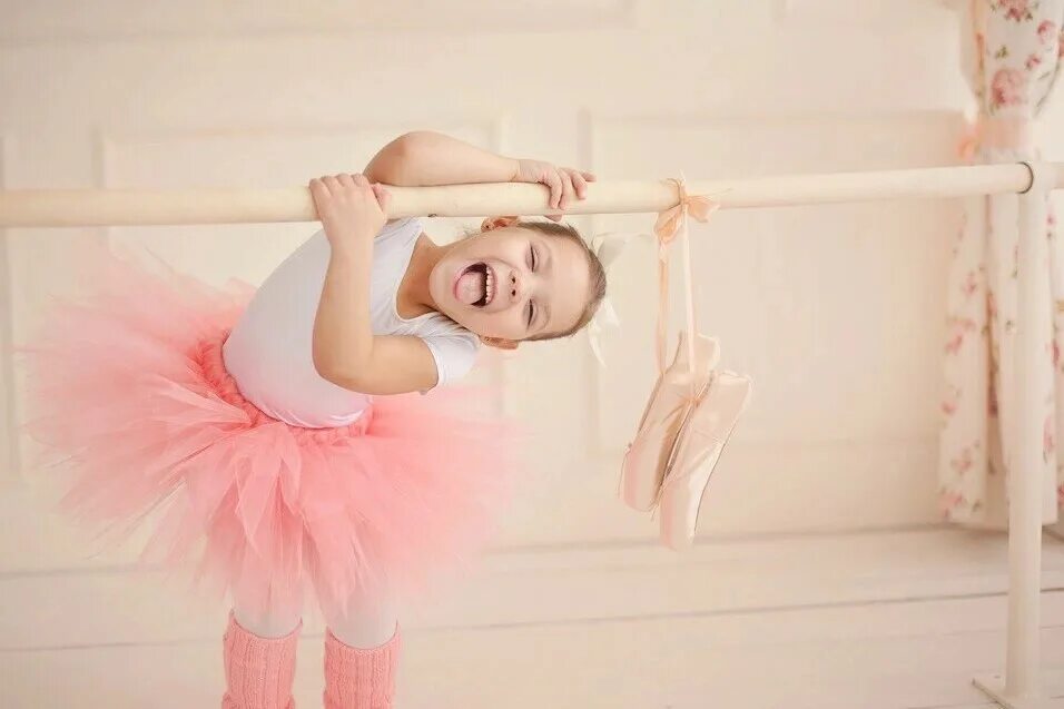 Балерина малышка. Танцы для девочек. Литтл балерина. Детский танец малышка. Маленькая девочка танцует.