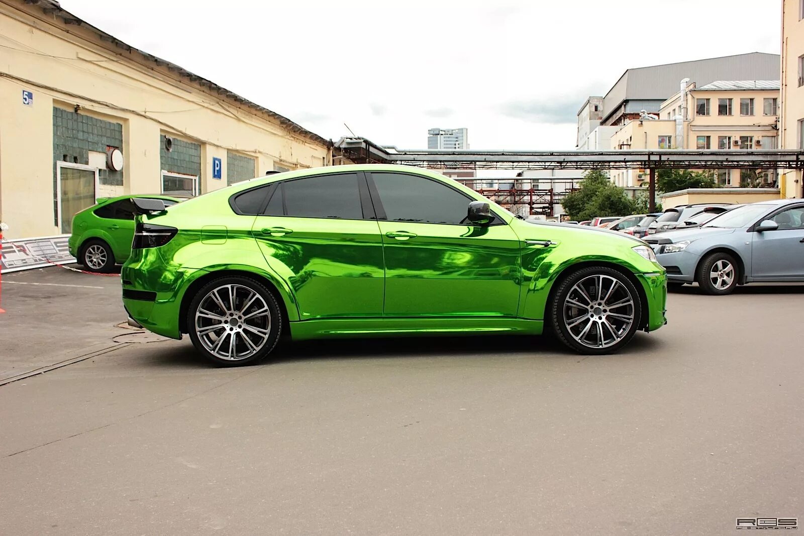 BMW x6m Green. BMW x6 e71 зеленая. BMW x6m Urban Green. БМВ х6 салатовый. Глянцевый зеленый цвет