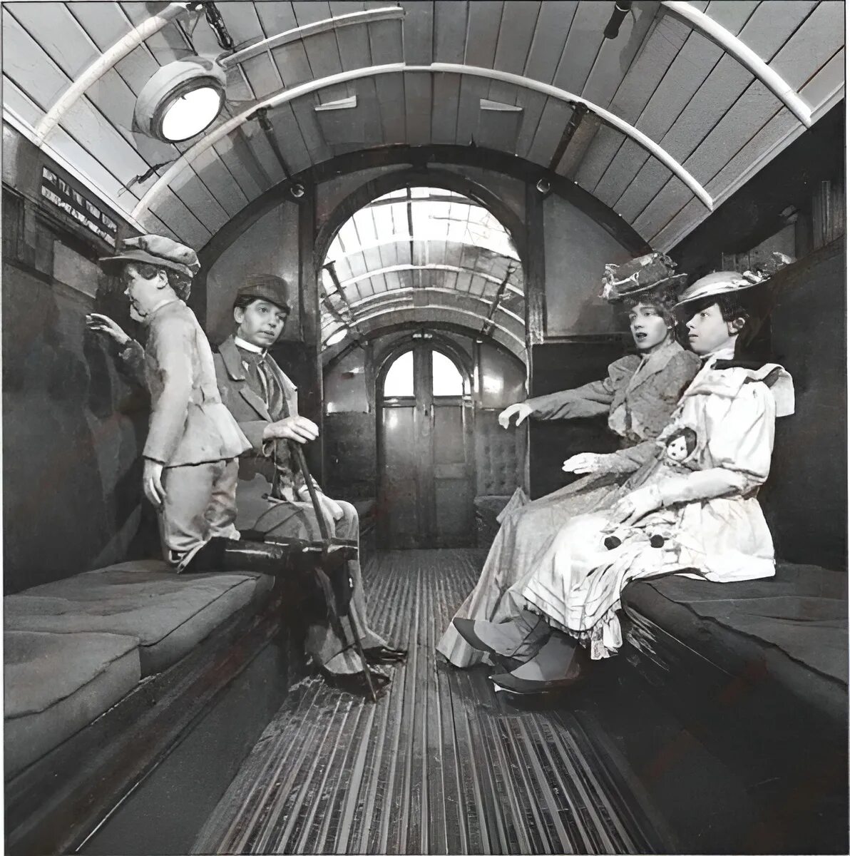 Первое метро в Лондоне 1863. Вогон первого метро Лондон. Вагоны лондонского метро 1863. Метро Лондона 19 век.