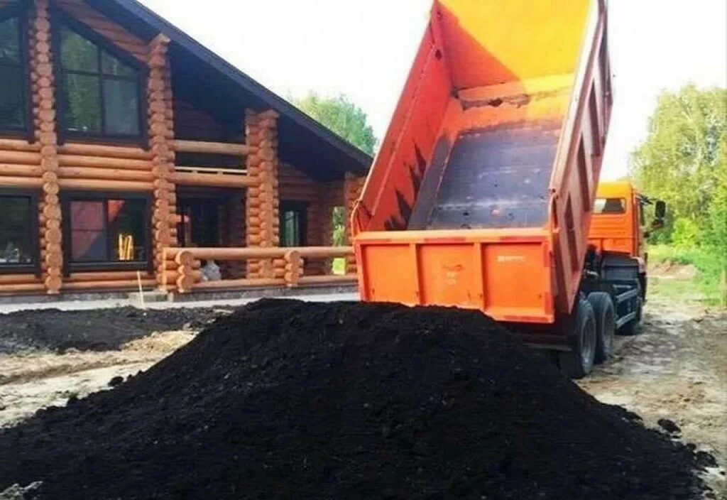 Грунт чернозем торф камаз. Чернозём грунт камаз 10м3. Перевозка земли. Плодородный грунт камаз. Чернозем камаз.