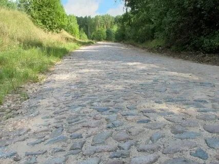 Заплетенные волосы мышцы напряжены мощеная булыжником