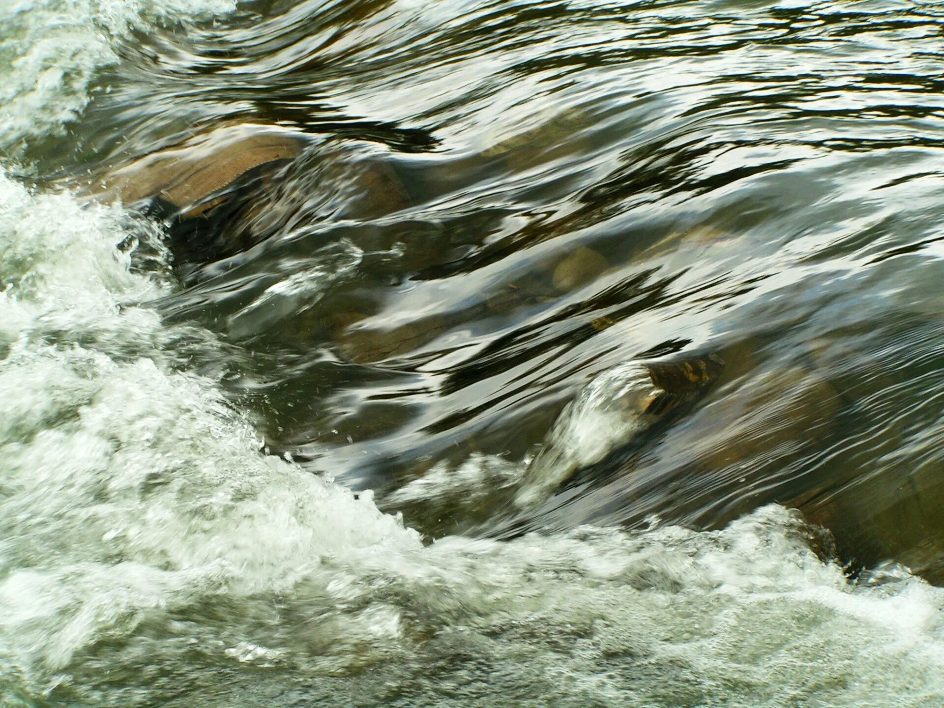Вода из реки попадает. Вода река Проточная. Вода картинки. Проточная вода фото. Running Water.