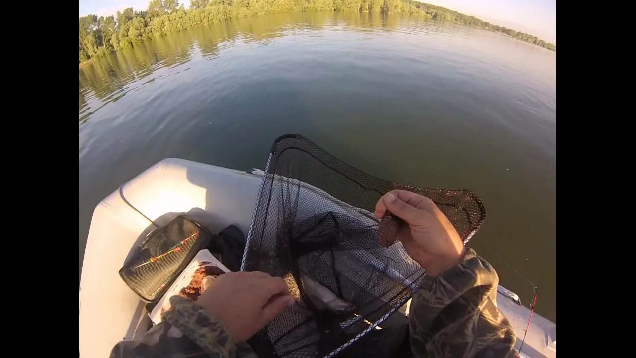 Рыбалка с лодки видео. Удочка для ловли с лодки. Рыбалка с лодки видео. Рыбалка с лодки видео. Рыбалка с лодки на леща.
