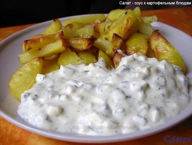 Соус для драников. Соус к драникам картофельным. Гарнир к драникам картофельным. Драники на огне. Соус к драникам картофельным.