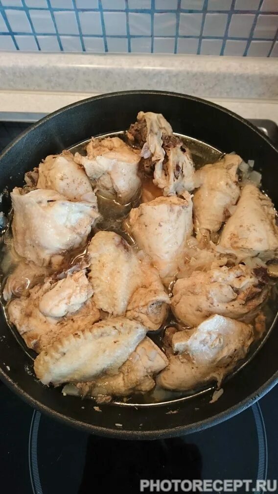 Тушить курицу время. Тушеная курица. Тушение курицы. Тушеная курица на сковородке. Тушеная курица кусками в сковороде.