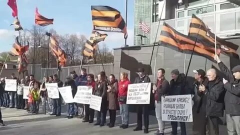 Шаман митинг у посольства сша