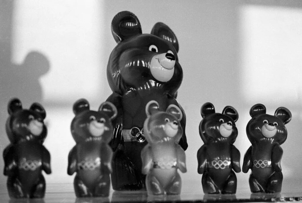 Олимпийский мишка 1980 фарфоровый. Олимпийский мишка 1980 обои. Символ олимпиады 1980 олимпийский мишка. Олимпийский мишка 1980 резиновая игрушка. Bear 1980.