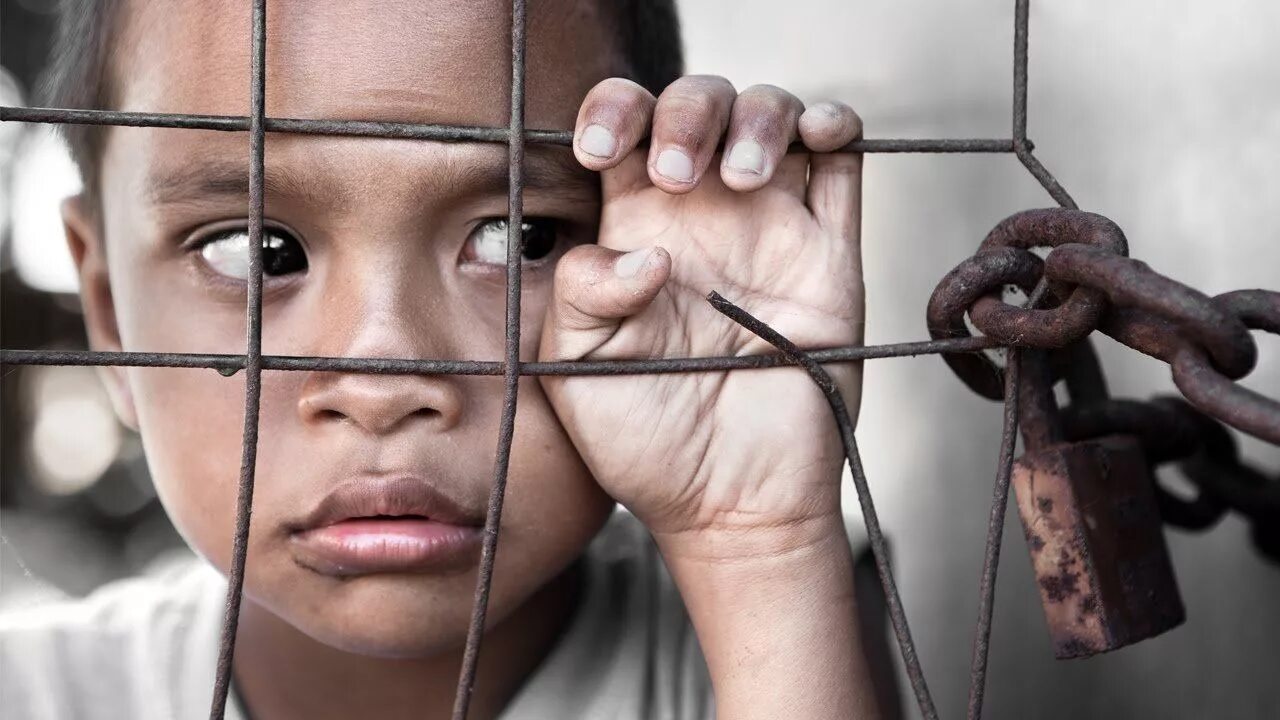 Торговля людьми. Торговля людьми рабство. Рабство детей в современном мире. Ребенок раб. Дети в заперти