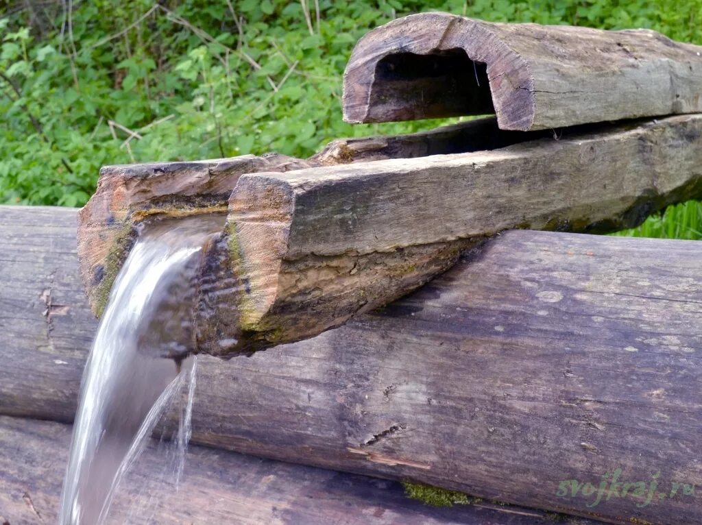 Как сделать родник. Желоб для воды деревянный. Желоб из дерева. Деревянный водосток. Водопровод из родника.