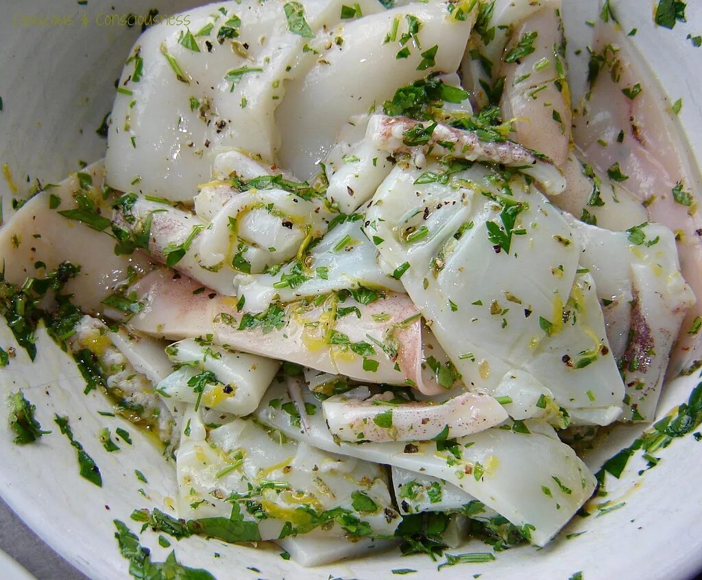 Свежие кальмары рецепт. Приготовление кальмара. Диетический салат с кальмарами. Диетический салат из кальмаров. Низкокалорийный салат из кальмаров.