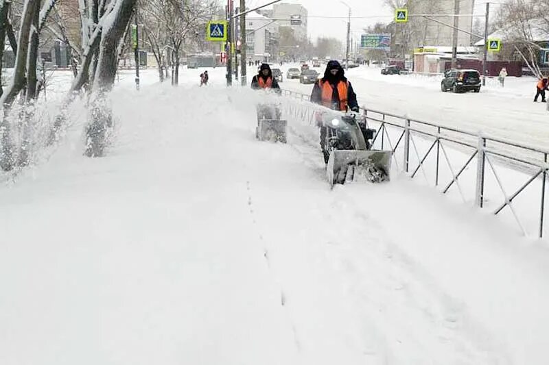 Снегопад в Кургане. Затрудненное движение транспорта от снега. Снег в Ставрополье. Снежный ураган.