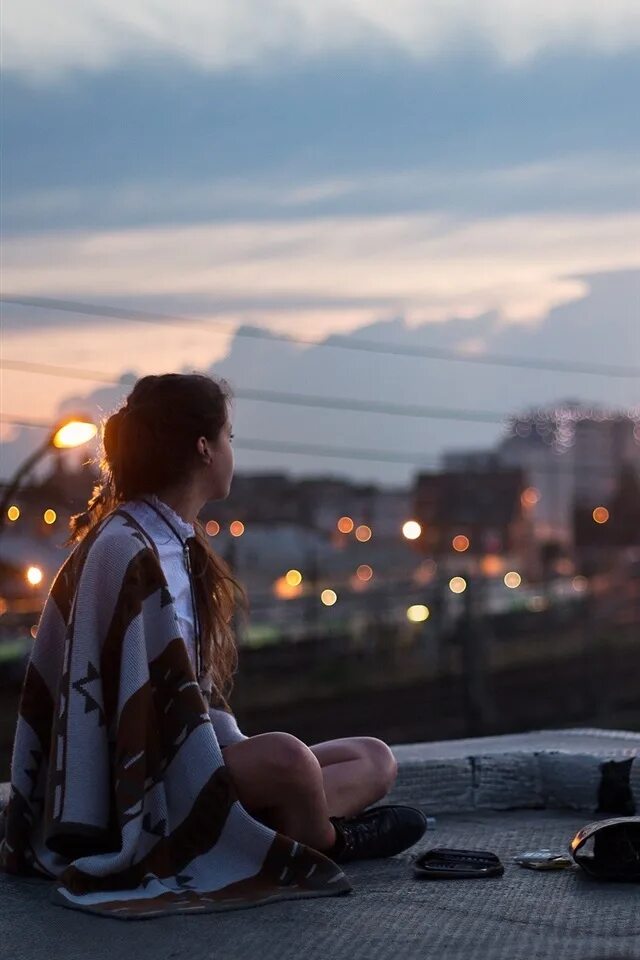 Девушка и ночь. Сидит на крыше. Сидела женщина с котом на теплой крыше стих. Человек на крыше. Фотосессии на крыше закат с белым одеялом.