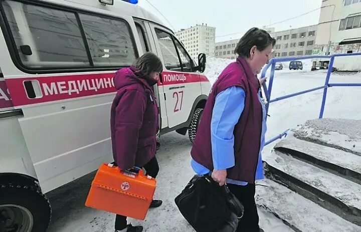Бахилы врачам скорой помощи. Бахилы врачей скорая. бахилы для сотрудников скорой помощи. кроссовки для работы на скорой.
