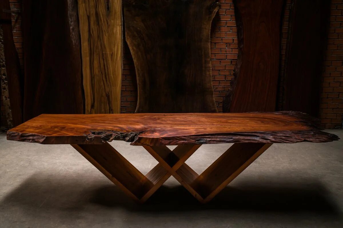 Стол новое слово. Стол деревянный. Деревянная поверхность стола. Красивый деревянный стол. Дорогой деревянный стол.
