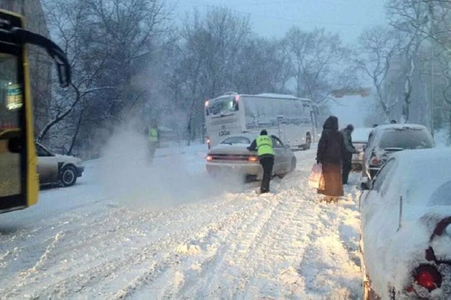 Федеральная трасса уфа. Мкад пробки. Казань дороги. Ситуации на дорогах сегодня. Конфликт водителей на дороге.