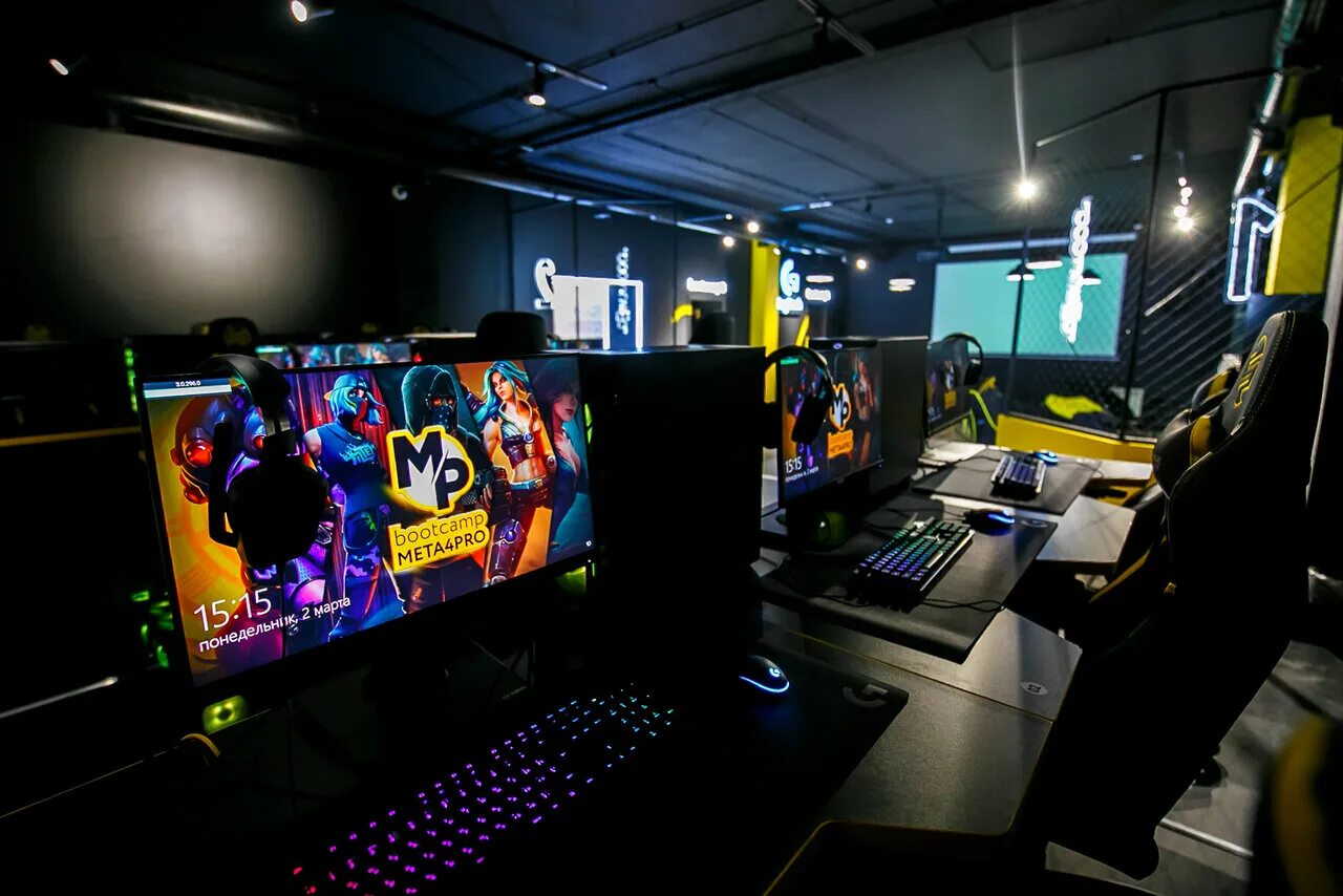 Мощный игровой компьютер. Компьютерный дону. Столы для компьютерного клуба. Компьютерный дону. Кибер прайд нижний новгород горького.