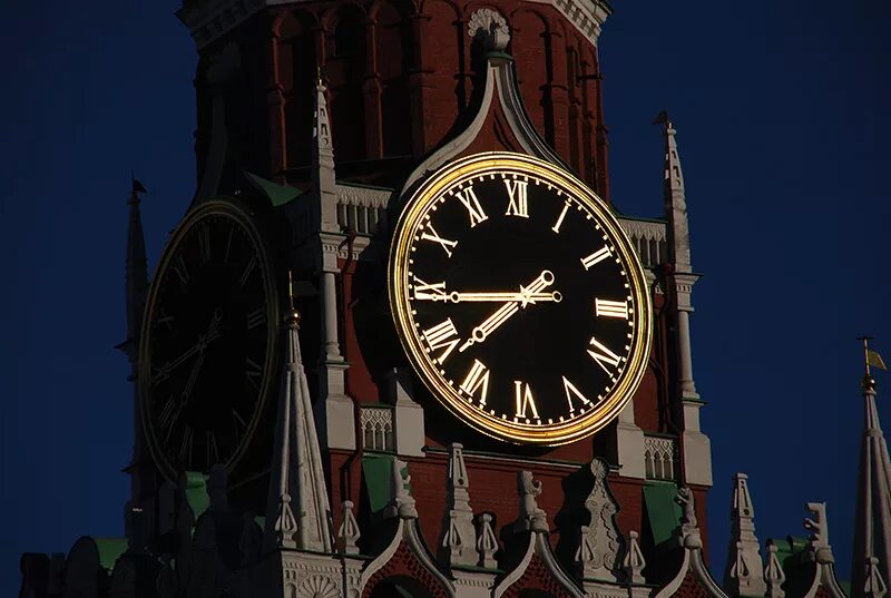 Видео московское время. Спасская башня Московского Кремля бой курантов. Часы Спасская башня Московского Кремля. Куранты на Спасской башне Московского Кремля. Часы Спасской башни Московского Кремля.