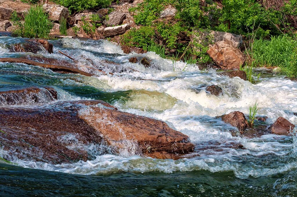 Водопады саратовской. Чардымские водопады Саратов. Водопад Чардымские камни. Водопад Чардымские камни в Саратовской области. Новобурасский район Чардымские водопады.