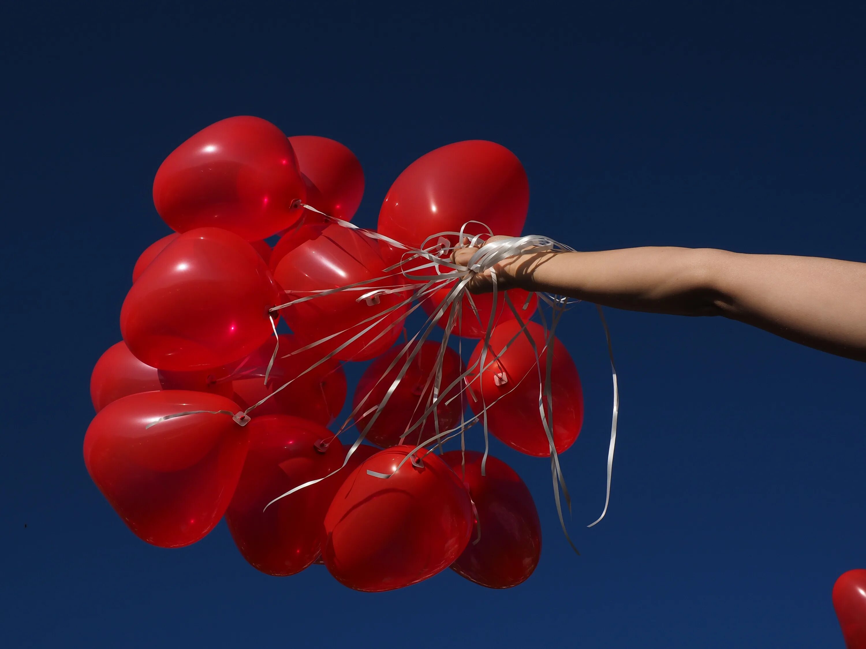Дышу шарами. Красивые шарики. Воздушный шарик. Девушка с воздушными шарами. Воздушный шарик в руке.