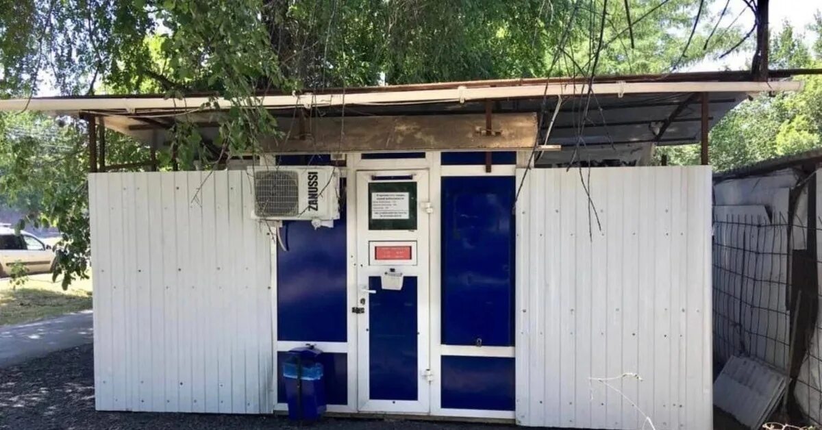 Блондинка сбрасывает балласт в общественном сральнике