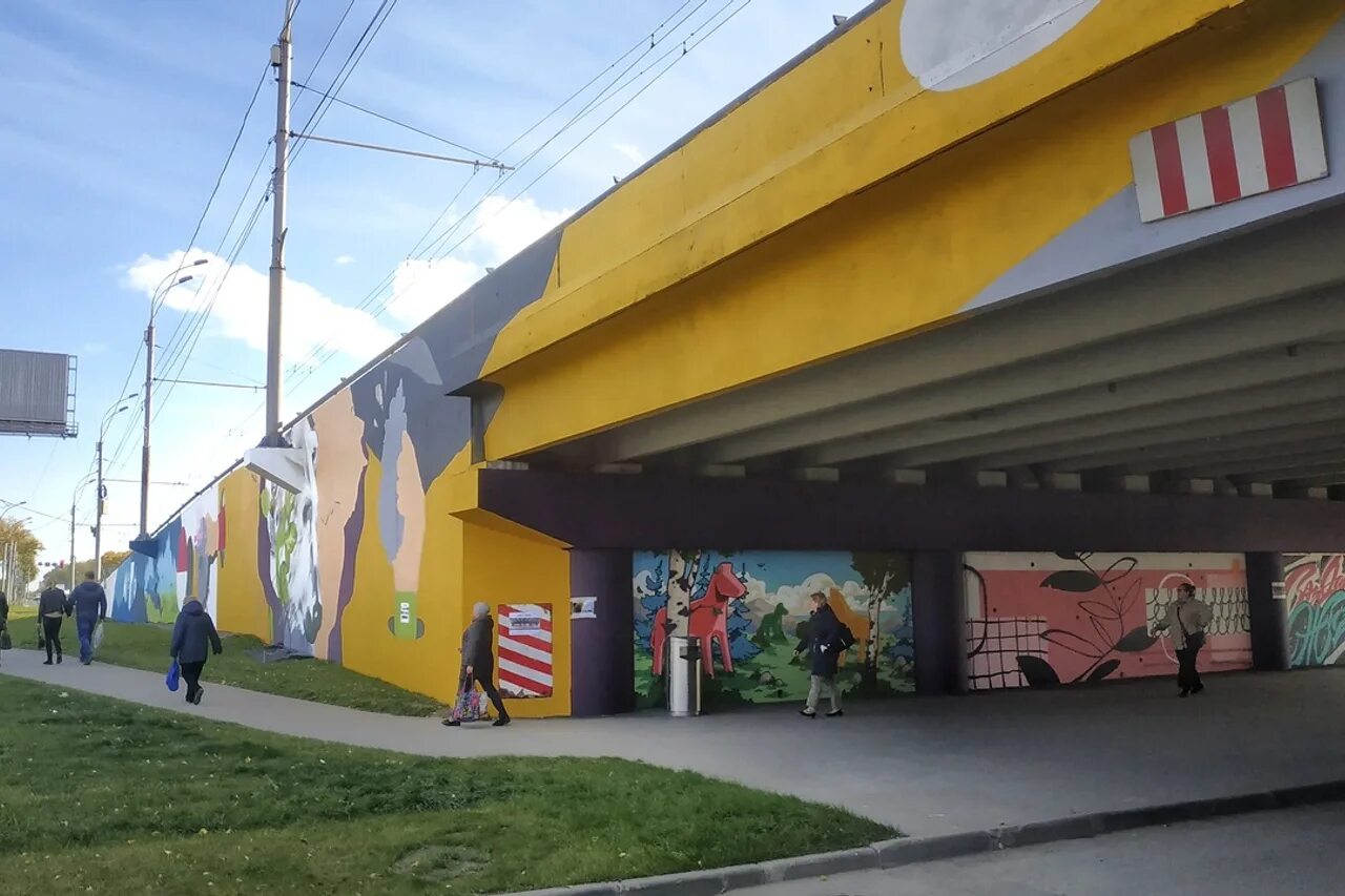 Путепровод у меги. Граффити Новосибирск возле Меги. Яркие площадки под мостом. Яркие разрисованные площадки под мостом эстакадой. Мега Новосибирск.