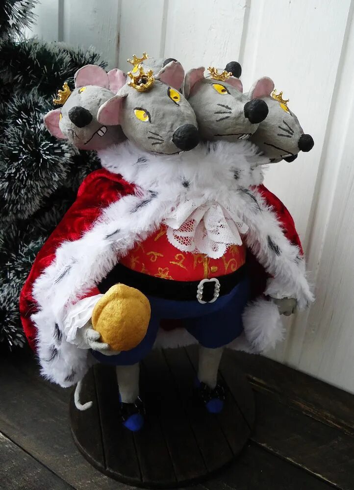 Щелкунчик и мышиный король куклы. Мышиный король своими руками. Мышиный король из щелкунчика фигурка. Елисеев мышиный король. Новогодние игрушки щелкунчик и мышиный король.