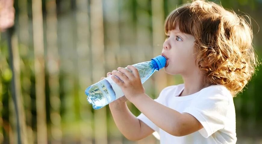 Дети пьют из бутылки. Бутылка для воды детская. Дети воды. Ребенок пьет воду из бутылки. Питьевая вода для детей.