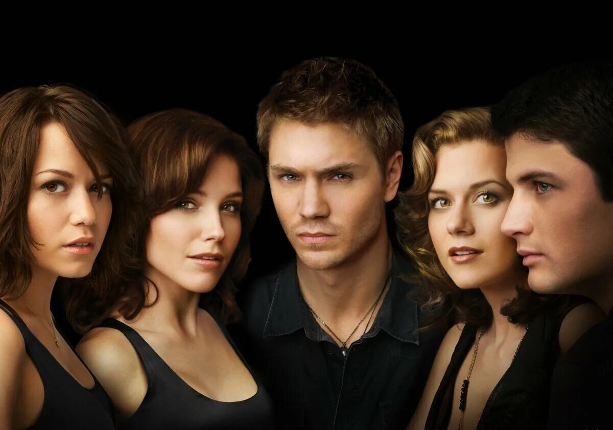 Девушки вокруг. Дневники вампира фотосессии елена деймон стефан. Пол уэсли дневники вампира постельные сцены. Зейн малик в 21. Зак эфрон.