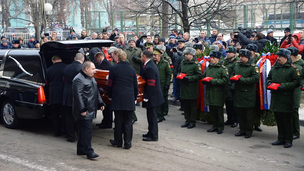 Похороны Виктора Костикова в Малоярославце. Похороны Виктора Тихонова. Похороны виктора щербакова