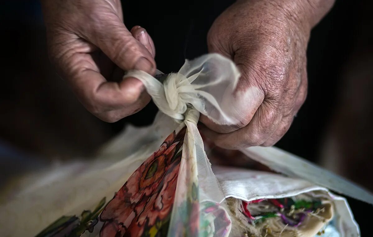 Что делать с платком с похорон который. Женщина плачет в храме. Что делать с платком с похорон который. Смертный узелок. Что делать с платком с похорон который.