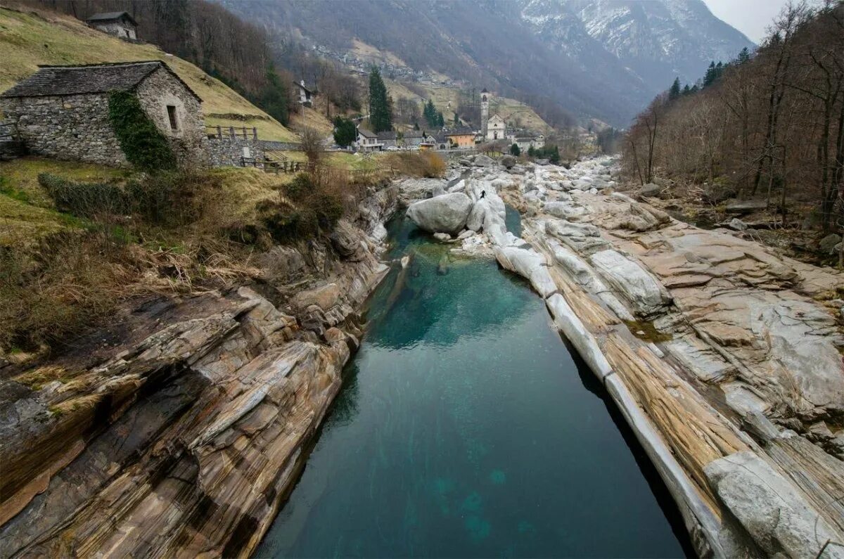 10 известных рек. Долина Верзаска Швейцария. Река Верзаска Швейцария. Долина горной реки Верзаска. Долина Тичино Швейцария.