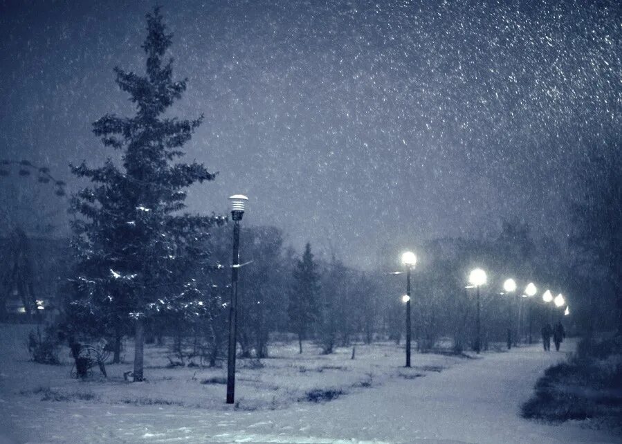 Места где идет снег. Снегопад ночью. Снегопад ночью в городе. Снегопад в городе. Ночной снегопад в городе.