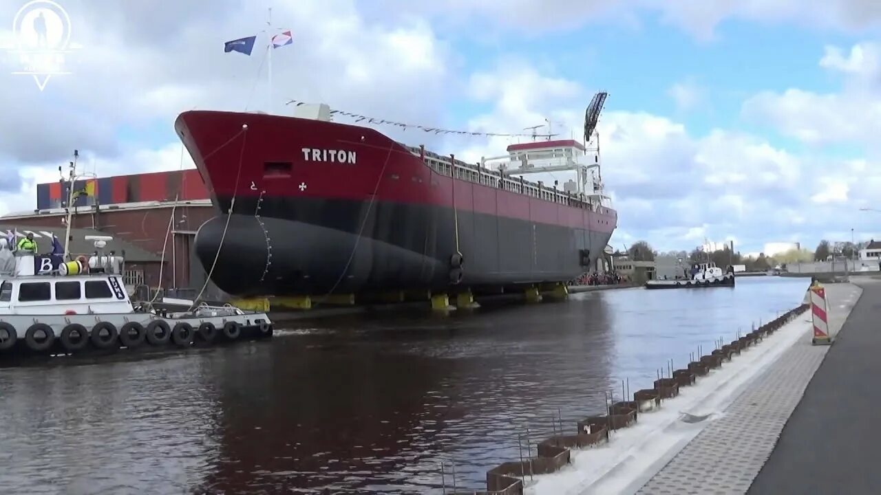 Судно видео. Спуск на воду больших судов на роликах. Эколог 1 корабль спуск. Судно Барыс рыжий. Как спускают на воду большие корабли видео.