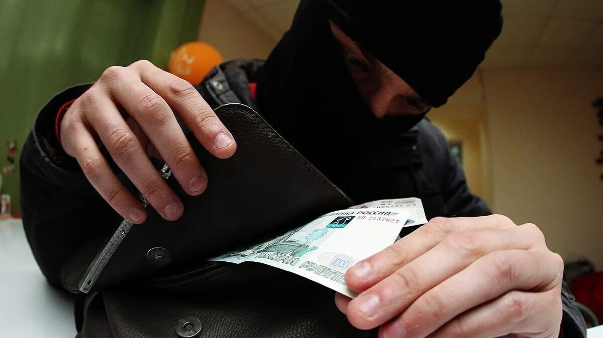 Ограбление человека на улице. Воровство подростков. Отобрал сумку. Карманная кража. Воровство разбой грабеж.