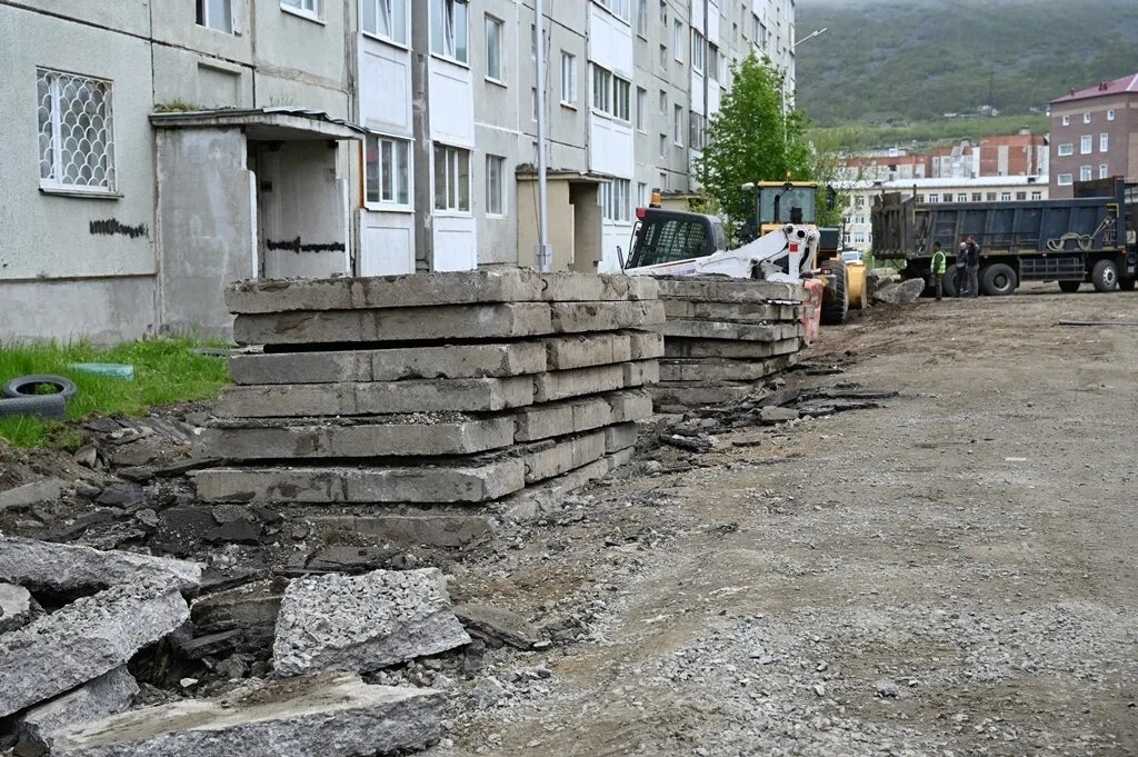 Землетрясение в Магадане. Улица Октябрьская Магадан. Старый асфальт. Магадан дворы.