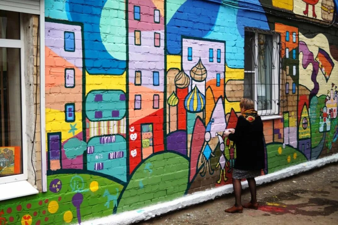 Разрисованный дом. Раскрасить дом красками. Цветные домики. Цветные фасады зданий. Раскрасить дом красками.