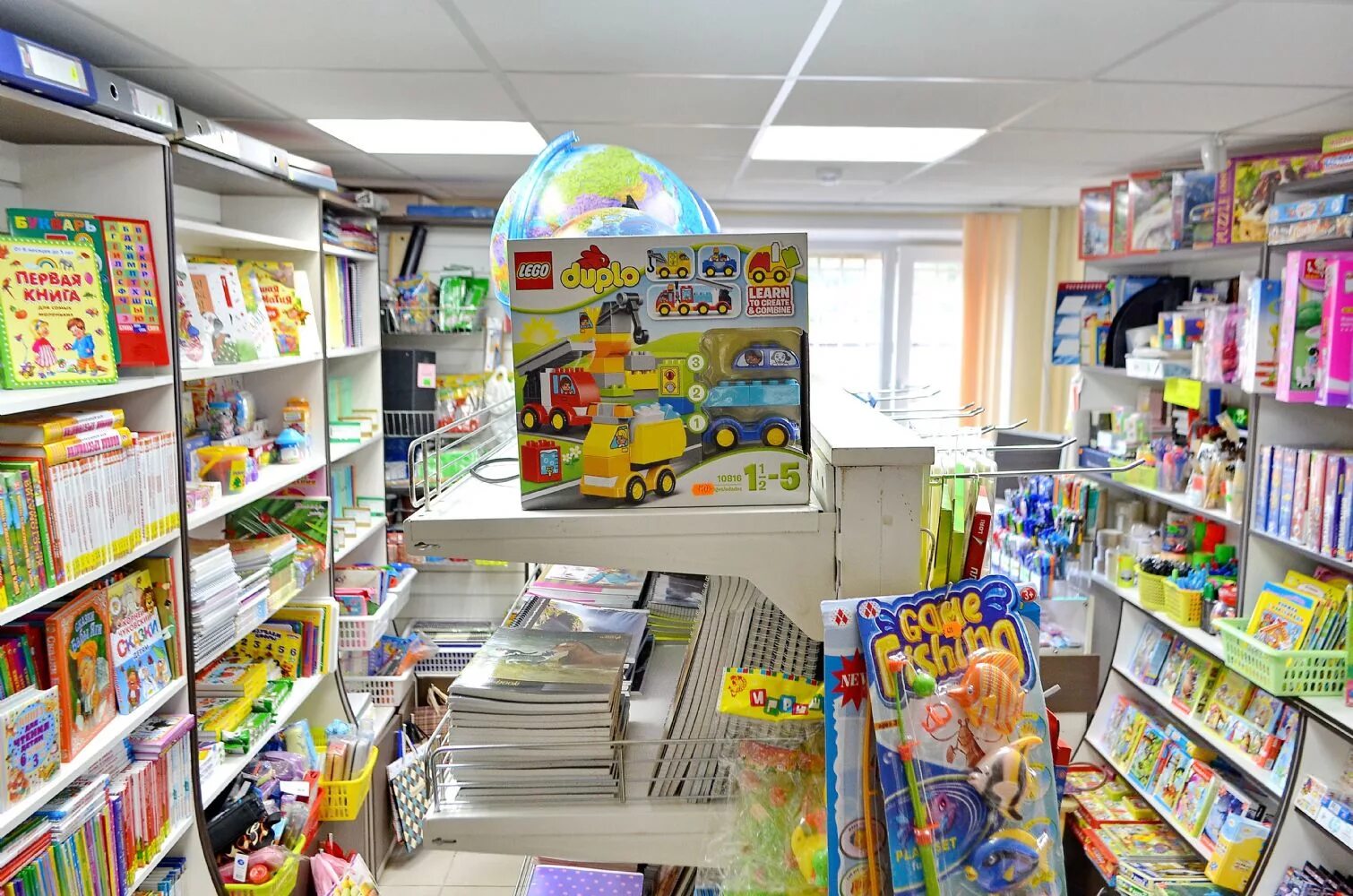 Маленький книжный магазинчик. Дети магазин книжный. Дети магазин книжный. Ребенок в книжном магазине. Книжный магазин.