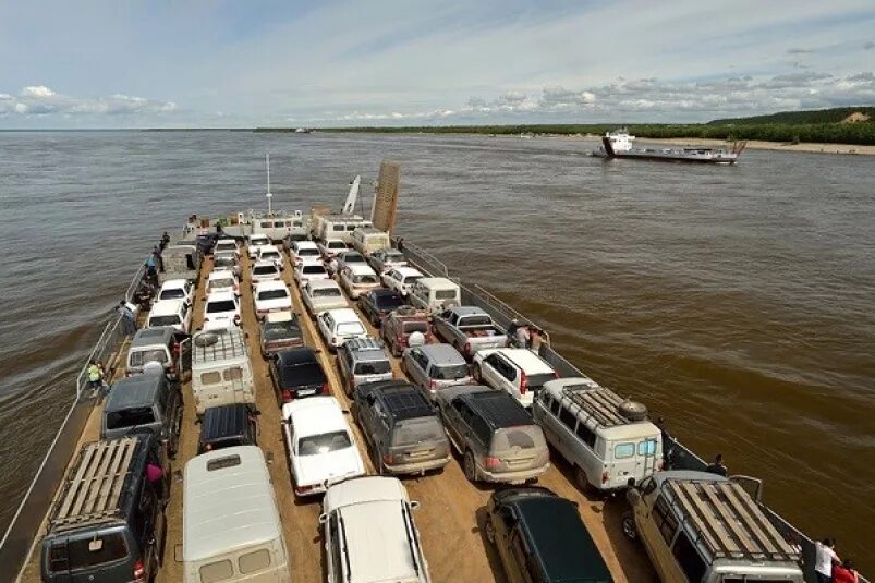 Переправа лена. Паромная переправа Якутск. Река Лена паромная переправа. Якутск переправа паромная через Лену. Баржа Ленск Усть Кут.